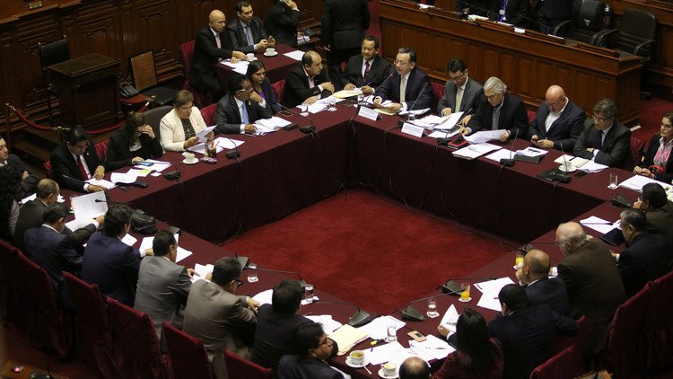 "Crisis total" del Gabinete peruano tras destitución del primer ministro por el Congreso