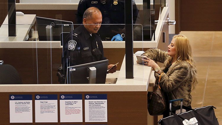 Demandan al gobierno de EE.UU. por revisar teléfonos móviles en los aeropuertos
