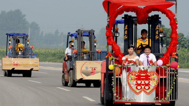 El increíble vínculo entre el matrimonio y el permiso para conducir en China