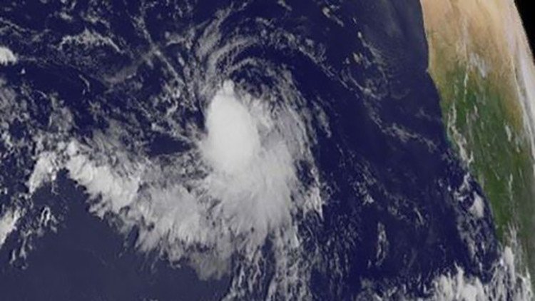Surge otra tormenta tropical en el Atlántico y por el Pacífico avanza un huracán hacia México
