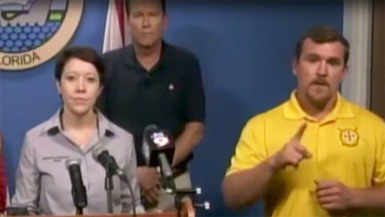 Un intérprete de sordos habla de osos y monstruos durante una rueda de prensa sobre Irma (video)  