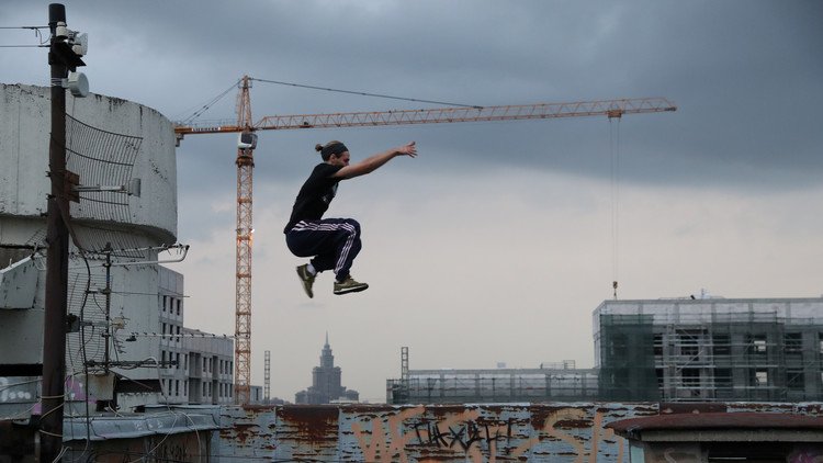 'Roofers' suben la adrenalina para lograr fotos vertiginosas desde los techos de Moscú