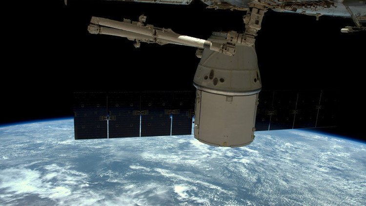 El carguero Dragon de SpaceX completa su misión y parte de la EEI