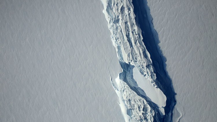 FOTOS: Gigantesco iceberg emprende un viaje peligroso en la Antártida