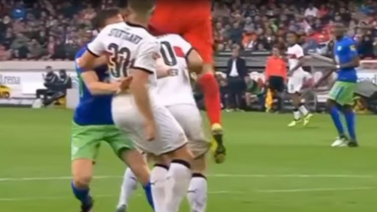 Video: Un futbolista conserva la vida gracias al médico del equipo tras un durísimo choque
