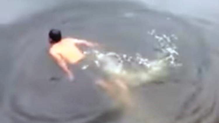 Graban la muerte de un 'encantador de cocodrilos', atacado por un reptil en un río