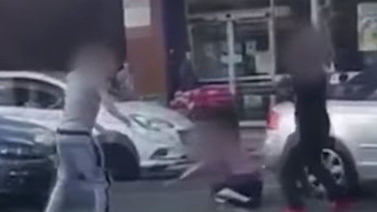 Dos jóvenes se enfrentan al conductor de un auto, pero este resultó ser todo un 'Bruce Lee'