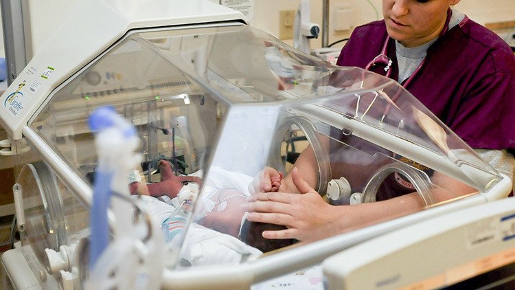 "Lo que siento por estos minisatanes": enfermera divulga escandalosas imágenes con un bebé (FOTOS) 