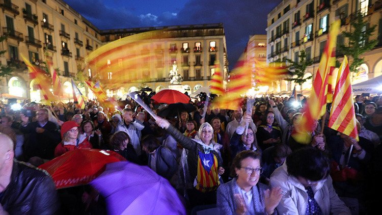 "Alza el puño y sonríe": instrucciones para un referéndum bajo presión en Cataluña
