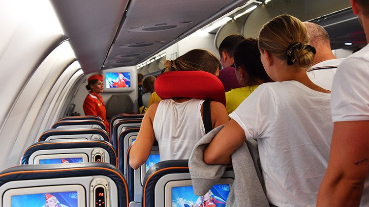 Explican por qué es peligroso dormir en el avión