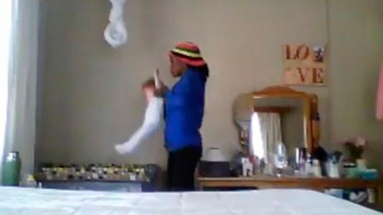 Una niñera maltrata a una bebé y la arrestan gracias a este video