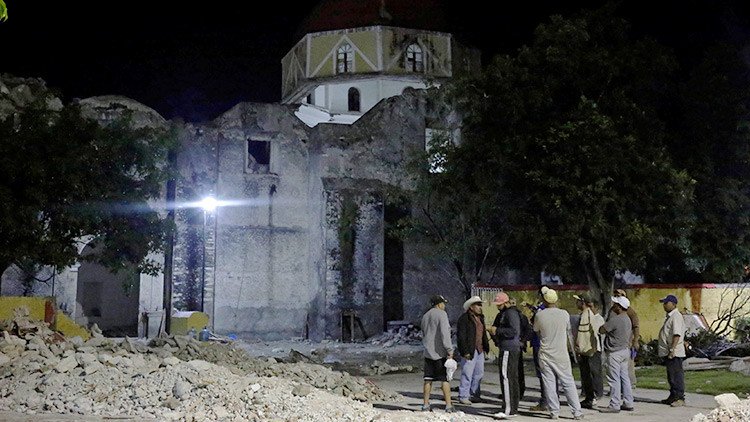 VIDEOS: El derrumbe de una iglesia por el sismo de México sepulta a 11 personas