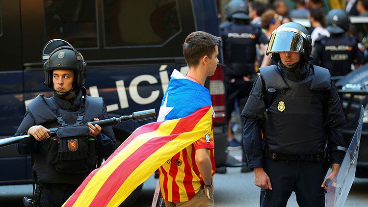 El Gobierno español desconfía de los Mossos y enviará miles de policías adicionales a Cataluña