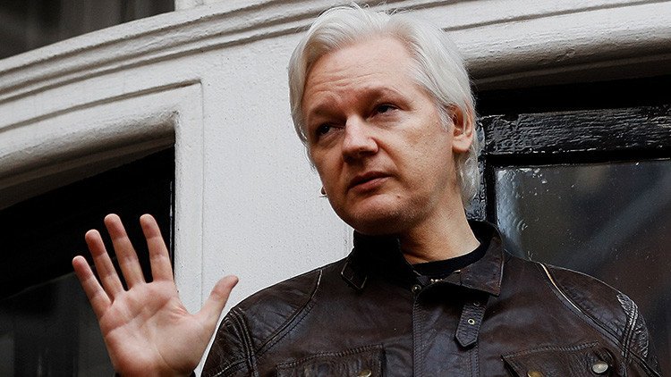 Assange se toma en serio una broma en Twitter y reacciona insultando al diario 'El Mundo'