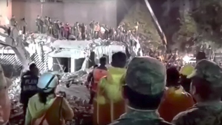 VIDEO: Entonan el himno de México tras recuperar el cadáver de una víctima del devastador terremoto