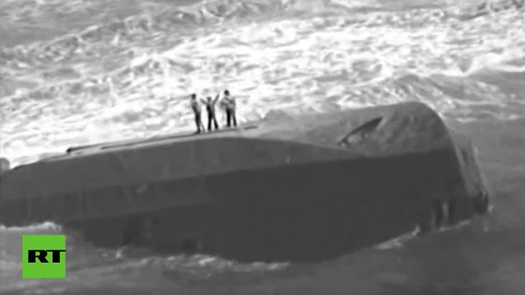Milagroso rescate de una madre y sus dos hijos en alta mar durante el huracán María (VIDEO)