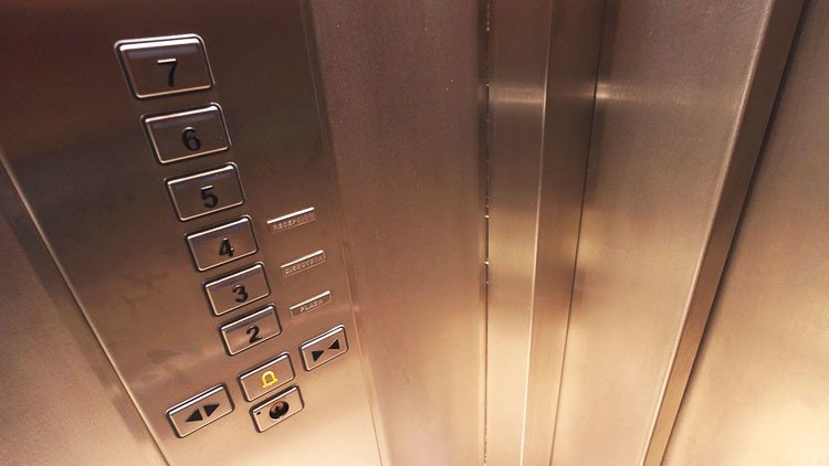 China: Un hombre instala 'el ascensor más tonto' por el cansancio de su yerno
