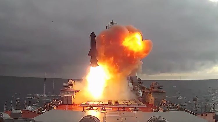 VIDEO: El crucero ruso Piotr Veliki dispara misiles 'asesinos de portaviones'