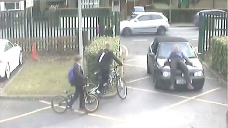 VIDEO: Atropelló a un profesor por no darle entrada al estacionamiento del colegio