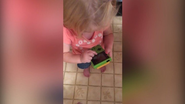 Ver a esta niña intentando usar una Game Boy le hará sentirse mayor