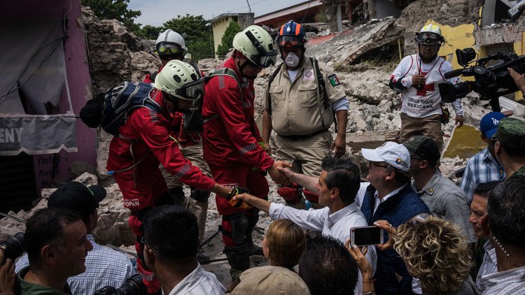 Cajas vacías y selfies: La (otra) tragedia después de los sismos en México