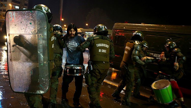 Video, fotos: Choques con la Policía en Santiago de Chile por un juicio justo para los mapuches