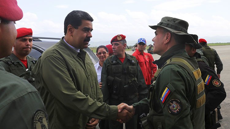 Maduro llama a tener "los fusiles, los misiles y los tanques bien aceitados" para defender al país