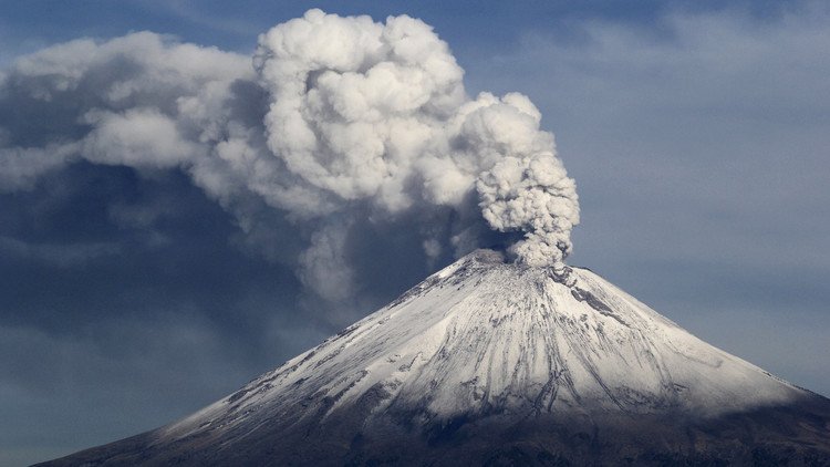 VIDEO: Exhalaciones del volcán Popocatépetl lanzan cenizas al centro de México