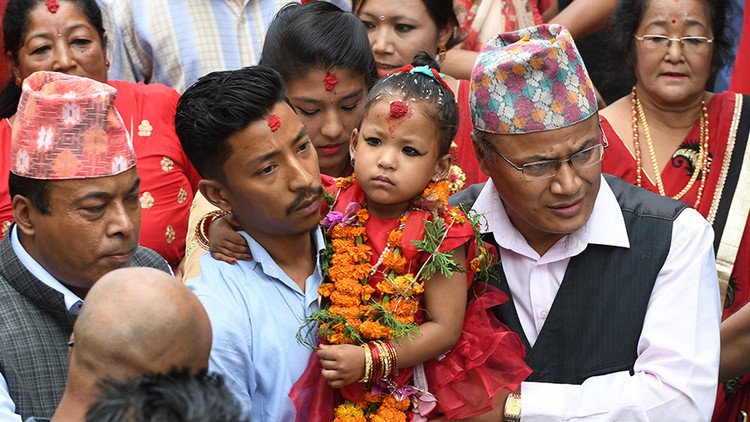 La nueva 'diosa viviente' de Nepal tiene 3 años y no podrá tocar el suelo (Fotos)