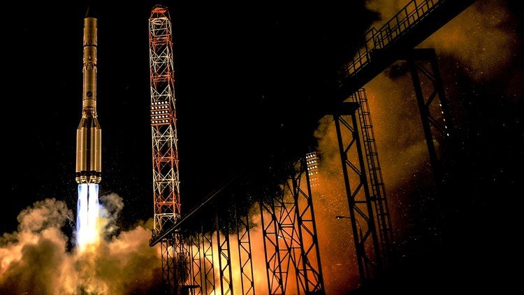 Rusia lanza un satélite chino a bordo del cohete portador Protón-M