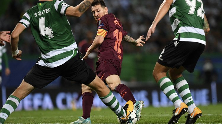 Video: Un aficionado se lanza a la cancha durante la Liga de Campeones para besar la bota de Messi
