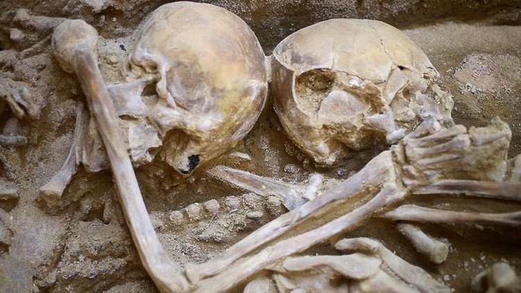 Hallan en Perú restos de víctimas de un ritual de sacrificio humano de más de 1.000 años (FOTOS)