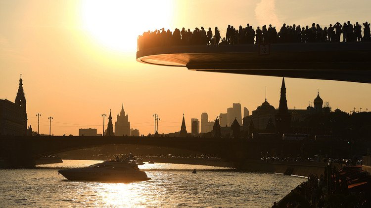 ¿Por qué no se cae el 'puente flotante' más largo del mundo del nuevo parque moscovita? (FOTOS)