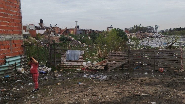 "Tenía cinco años y vio morir a su padre": La vida en el barrio argentino montado sobre la basura