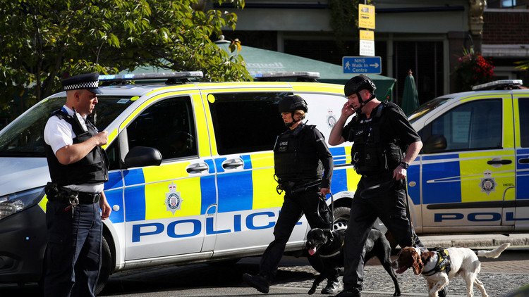 "Policías armados por todas partes": Evacúan en Londres una estación del metro (VIDEOS)