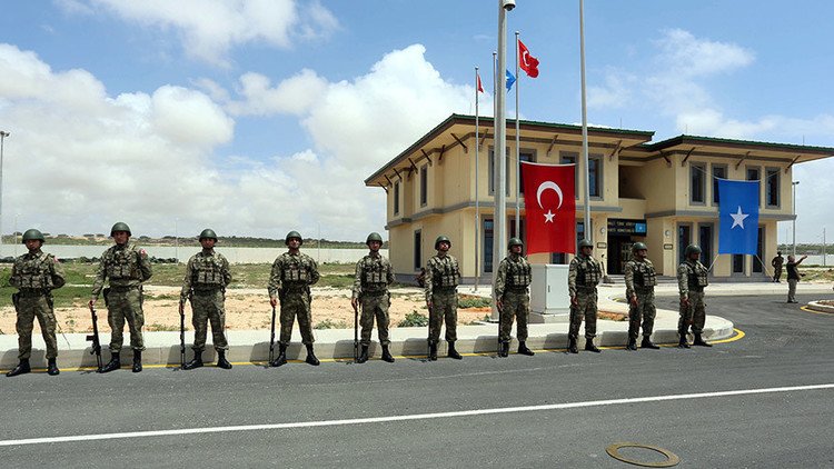 Turquía abre su mayor base militar en el extranjero junto a una importante ruta marítima mundial