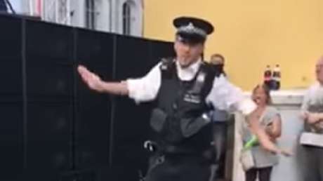 Los pasos de baile de este policía vuelven locos a los asistentes al Carnaval de Notting Hill 