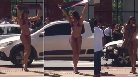 Choca su coche por ir 'con la boca abierta' viendo esbeltas brasileñas en bikini