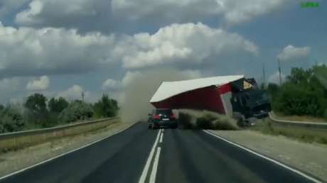 Impactante accidente de tráfico afecta a dos camiones y dos coches 