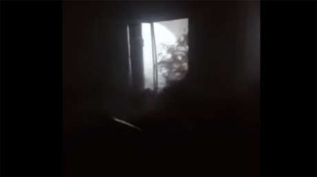 VIDEO: Graba el momento en que Irma lanza una ola gigante sobre su casa 