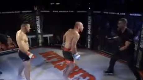 Luchador de MMA golpea al árbitro por no parar el combate a tiempo 