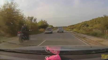 El sobrecogedor instante en que un motorista muere en un choque frontal (18+)