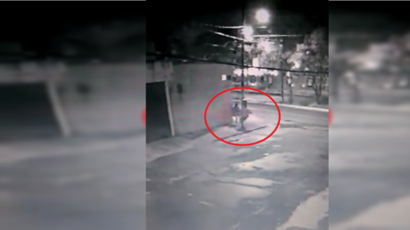 VIDEO: Una cámara de seguridad capta el intento de secuestro a una joven en México
