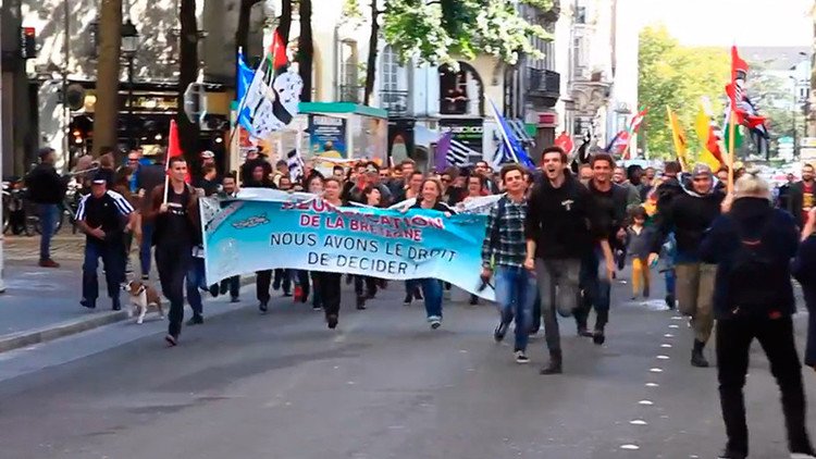 Cientos de bretones marchan en Francia en solidaridad con Cataluña
