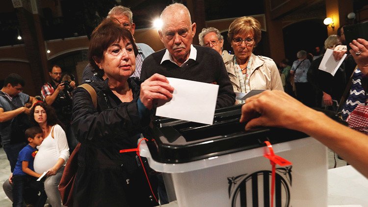 Estos son 10 de los tuits más compartidos sobre el referéndum catalán en media jornada