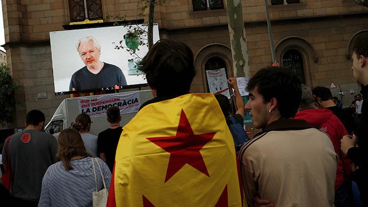 Assange pide a Juncker que suspenda a España de la UE por la violencia en Cataluña