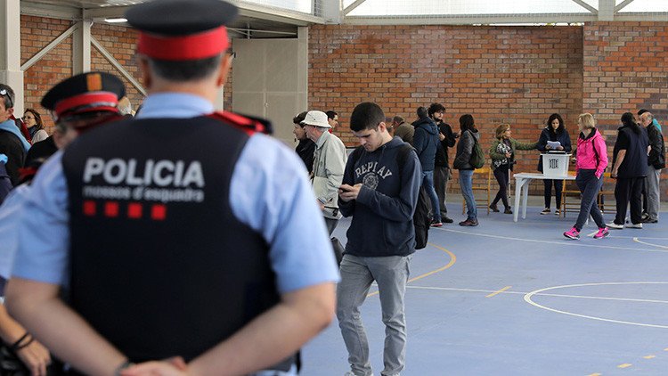 No todo son agresiones: momentos de emoción entre policías y votantes en Cataluña