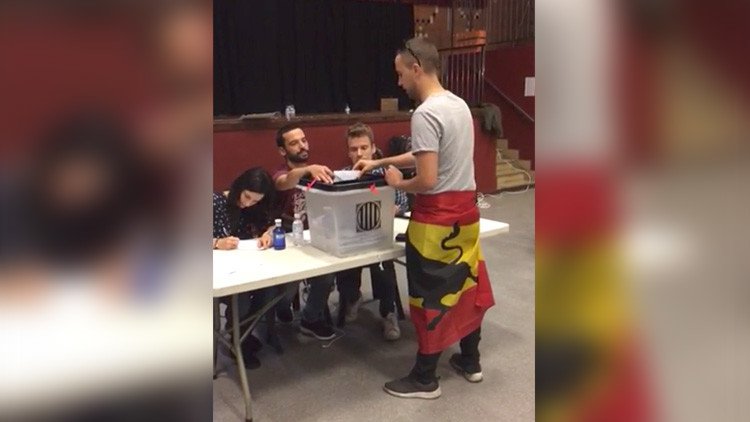 VIDEO: Un joven vota en el referéndum catalán, luciendo una bandera española