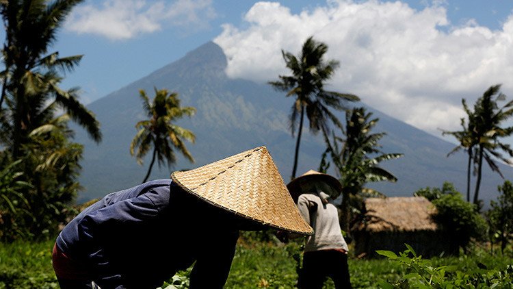 VIDEO: Sacerdotes de Bali suben al borde del cráter del volcán activo para 'apaciguar a los dioses'