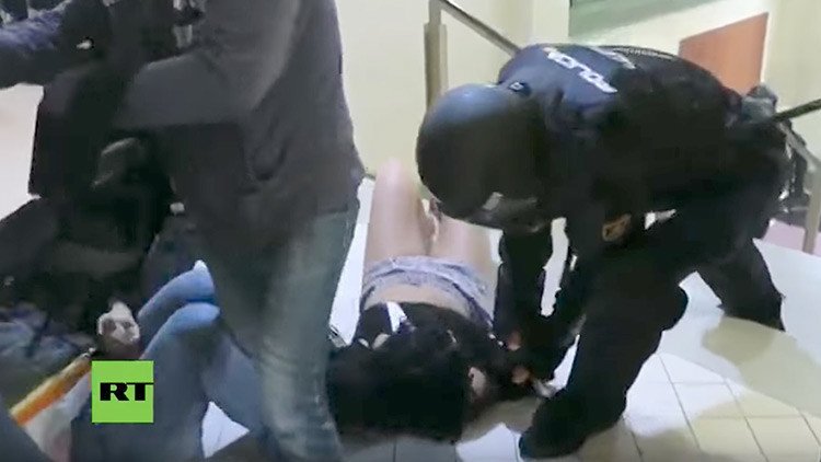 "Me rompieron los dedos": Graban a una mujer golpeada por la Policía en el referéndum catalán 